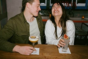 Lachen met cocktails